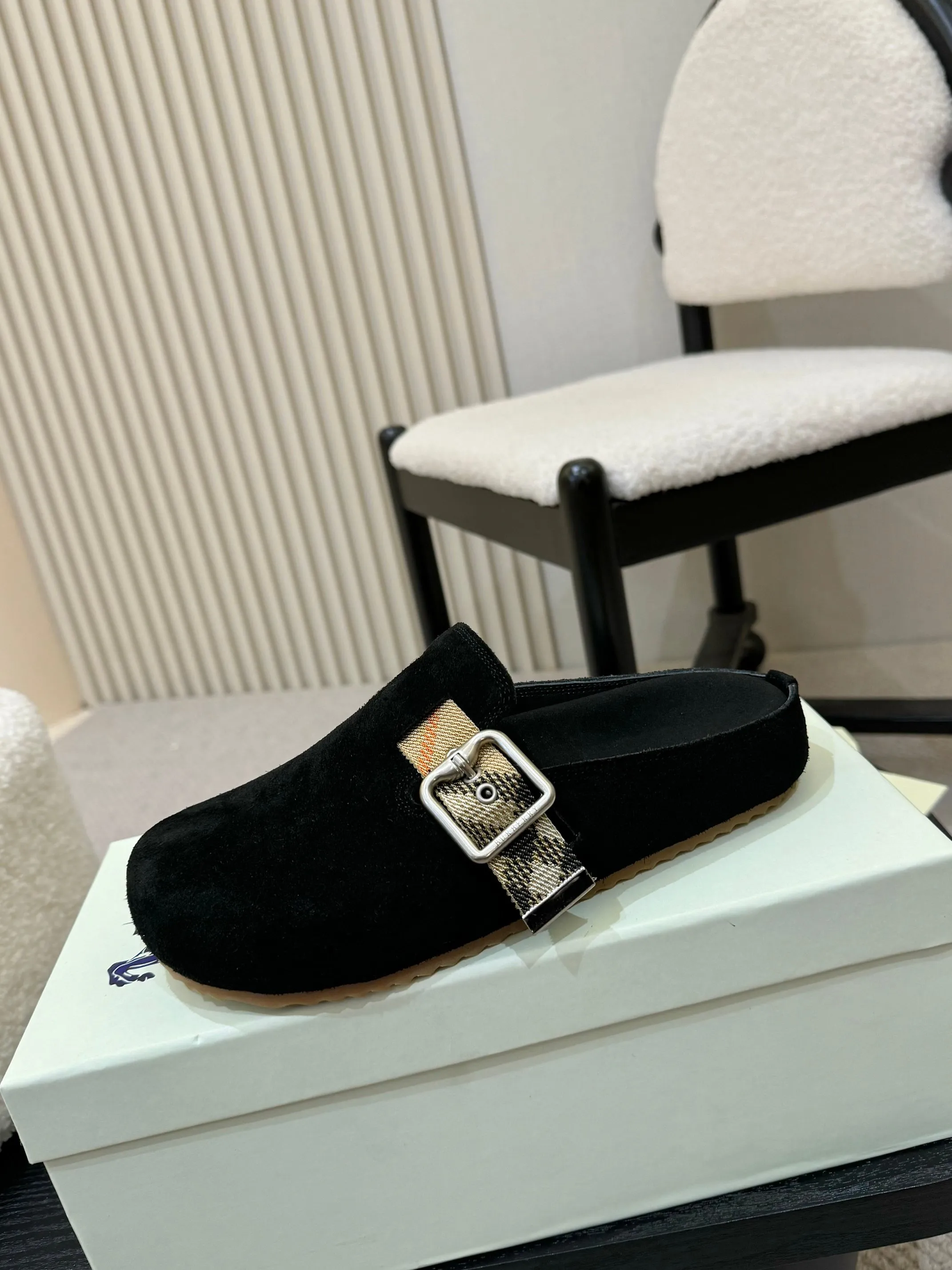 Men's shoes 💰560 Burberry's 2025 popular Birkenstock slippers are released, made of soft suede fabric and refined in Italian workshops. Featuring an embossed plaid pattern and an embossed sole embellished with the archive brand's logo. Features an adjustable B-shaped buckle strap and is embellished with the signature sand-colored Burberry check in jacquard worsted.   ✅Fabric: suede ✅Lining: silk cowhide ✅Outsole: TPU ✅Color: black, brown, pink, apricot, 4 colors available ✅Code number: 35-45 for men and women (35, 45 customized)